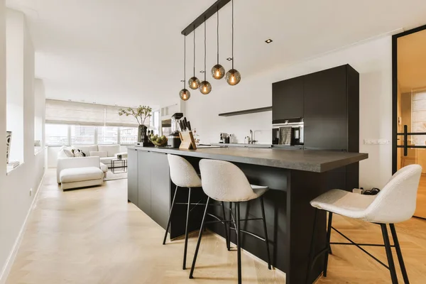 Una Cocina Comedor Apartamento Moderno Con Paredes Blancas Pisos Madera — Foto de Stock