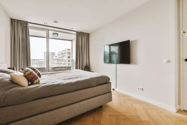 Dormitorio Con Suelos Madera Paredes Blancas Hay Una Televisión Pantalla — Foto de Stock