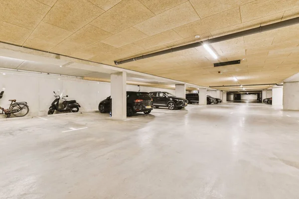 Interior Garaje Con Motocicletas Estacionadas Piso Hay Espacio Vacío Para — Foto de Stock