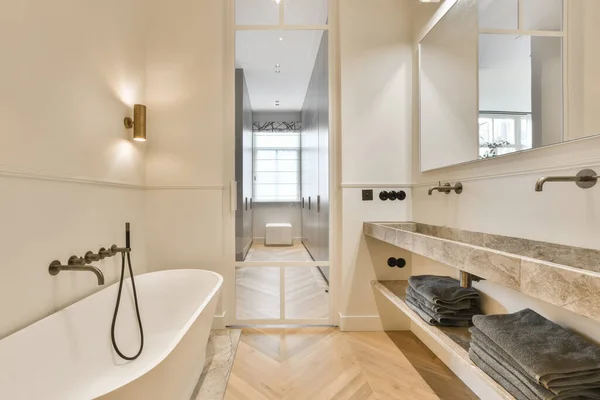 Uma Moderna Casa Banho Com Piso Madeira Bancadas Mármore Nas — Fotografia de Stock