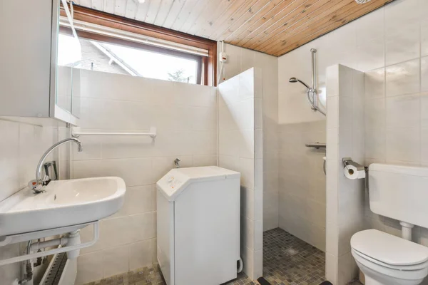 Μπάνιο Τουαλέτα Νιπτήρα Και Καθρέφτη Στο Ίδιο Δωμάτιο Στην Αριστερή — Φωτογραφία Αρχείου