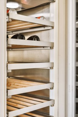 Pizzaları pişirmek için kullanılan fırının içinde ve raflarda satılan diğer yiyecek maddeleri.