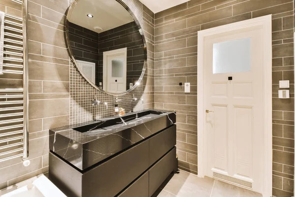 Ein Modernes Badezimmer Mit Schwarzen Und Weißen Fliesen Den Wänden — Stockfoto