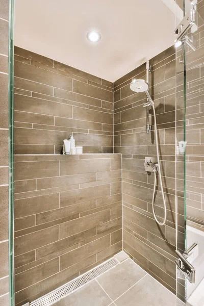 Ein Modernes Badezimmer Mit Gefliesten Wänden Und Fliesenböden Einschließlich Einer — Stockfoto