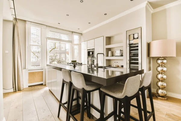 Uma Cozinha Sala Jantar Uma Casa Com Paredes Brancas Piso — Fotografia de Stock