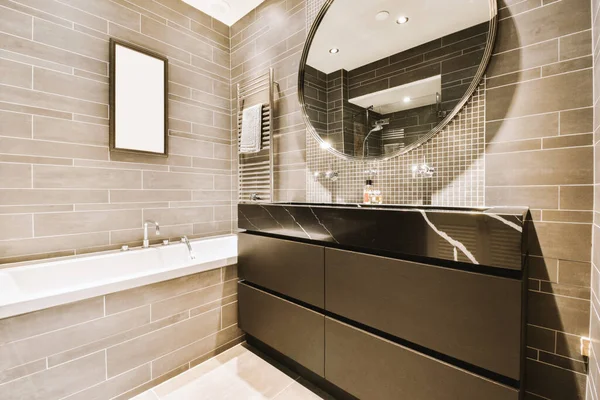 Ein Modernes Badezimmer Mit Grauen Fliesenwänden Und Weißen Fliesen Boden — Stockfoto