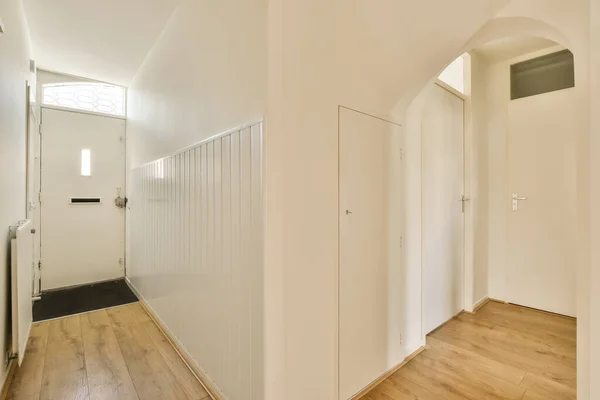 Empty Hallway White Walls Wood Flooring Right Side Door Leading — Stock Photo, Image