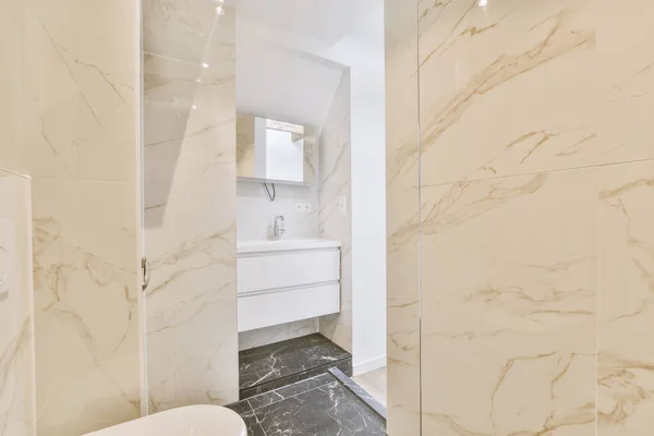 Uma Moderna Casa Banho Com Piso Mármore Paredes Tons Neutros — Fotografia de Stock