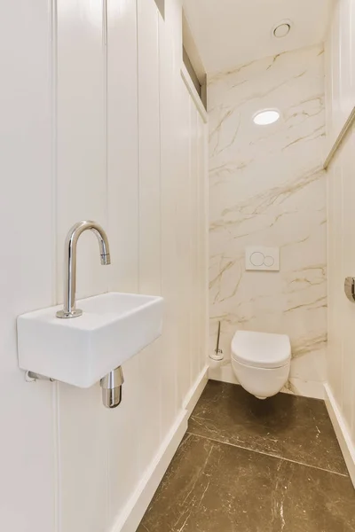 Een Witte Badkamer Met Marmeren Vloer Wandtegels Douchecabine Die Ook — Stockfoto