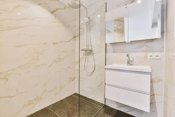 Moderní Koupelna Mramorovými Stěnami Podlahou Včetně Umyvadla Sprchového Koutu Fotografii — Stock fotografie