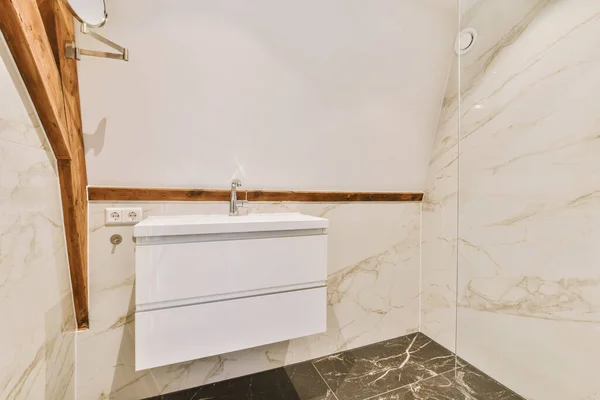 Egy Fürdőszoba Márvány Padlóval Fehér Falakkal Valamint Egy Szegély Falon — Stock Fotó