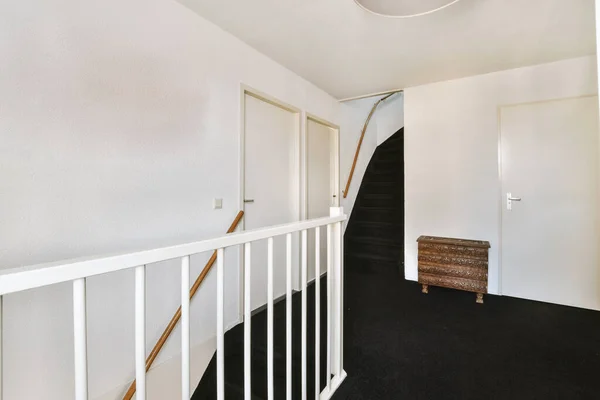 Uma Escada Uma Casa Com Tapete Preto Guarnição Branca Nas — Fotografia de Stock