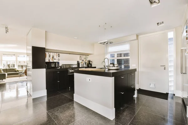 Uma Cozinha Moderna Com Azulejos Preto Branco Chão Uma Sala — Fotografia de Stock