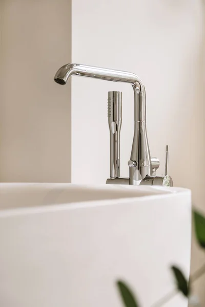 Ein Waschbecken Badezimmer Dem Wasser Aus Dem Wasserhahn Läuft — Stockfoto