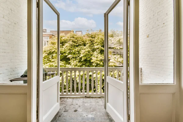 Eine Offene Tür Die Einem Balkon Mit Weißen Ziegelwänden Und — Stockfoto