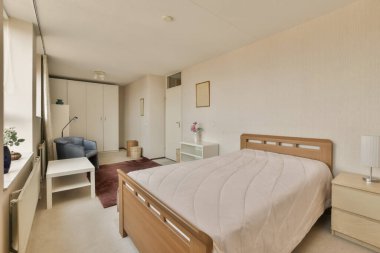 Yatak odası, masa ve sandalye ön tarafta. Görüntü daire penceresinden alınmış.