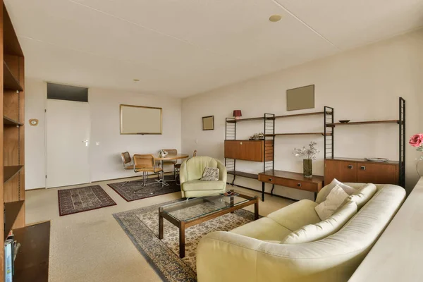 2つのソファとコーヒーテーブルが部屋の中央にあるリビングルームはオフィスエリアです — ストック写真