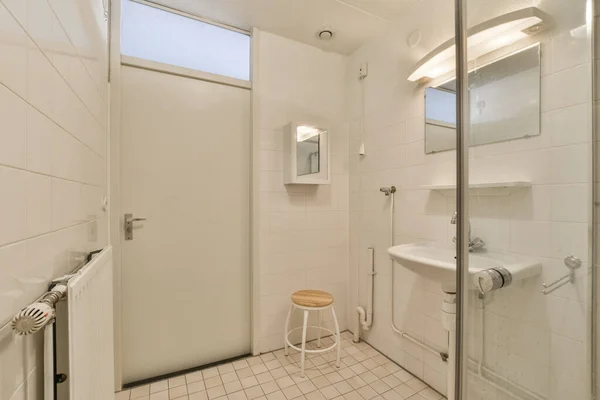 Een Badkamer Met Toilet Douchecabine Voor Glazen Deur Die Geopend — Stockfoto