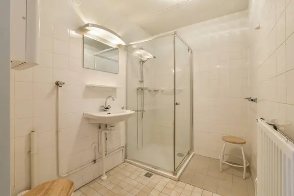 Łazienka Umywalką Lustrem Papierem Toaletowym Ścianie Obok Kabiny Prysznicowej Pokoju — Zdjęcie stockowe