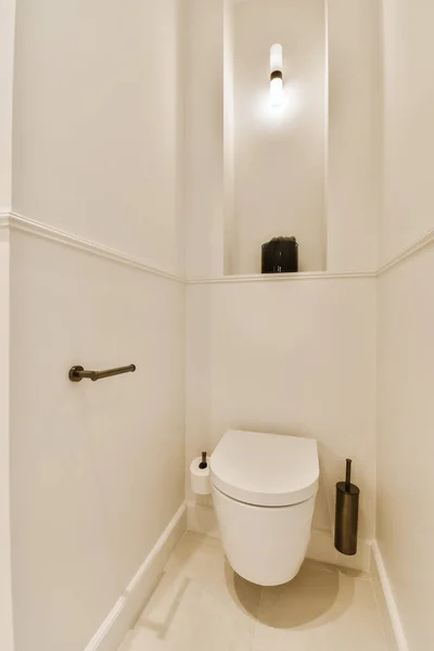 Ein Badezimmer Mit Toilette Und Spiegel Über Der Toilette Ist — Stockfoto