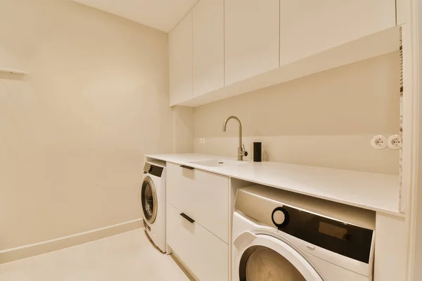 세탁기 건조기 세탁기가 세탁실 모서리에 흰색입니다 — 스톡 사진