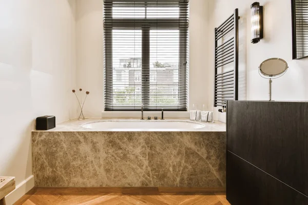 바닥재와 대리석 욕조가 현대식 욕실은 창문으로 둘러싸여 — 스톡 사진