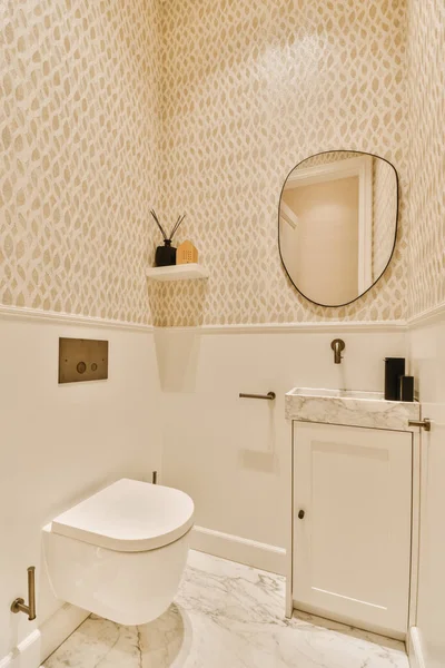 Koupelna Umyvadlem Zrcadlem Stěně Vedle Bílá Skříňka Rohu — Stock fotografie