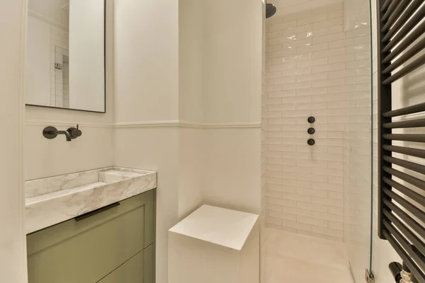 샤워실에 캐비닛 현대식 싱크대 — 스톡 사진
