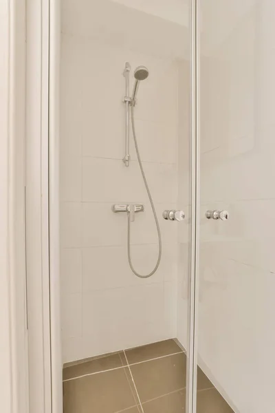 Uma Casa Banho Com Azulejo Branco Porta Chuveiro Vidro Mostrando — Fotografia de Stock