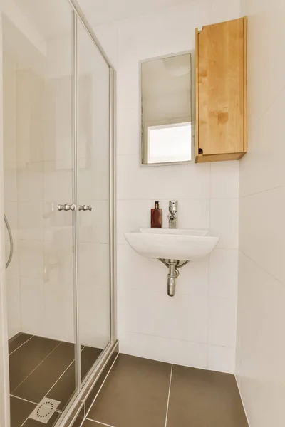 Soldaki Köşede Lavabosu Aynası Duş Kabini Olan Bir Banyo Beyaz — Stok fotoğraf