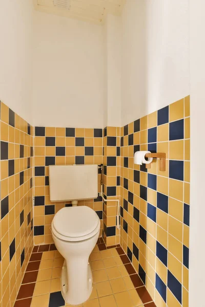 Koupelna Žlutými Modrými Dlaždicemi Stěnách Bílá Toaletní Mísa Rohu Vedle — Stock fotografie