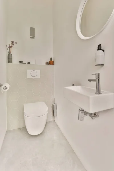 Moderní Koupelna Bílými Stěnami Šestiúhelníkovými Dlaždicemi Podlaze Nad Toaletou Zrcadlo — Stock fotografie