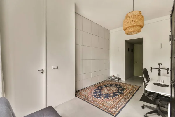Офісний Простір Білими Стінами Підлогою Підлозі Перед Кімнатою Килим — стокове фото