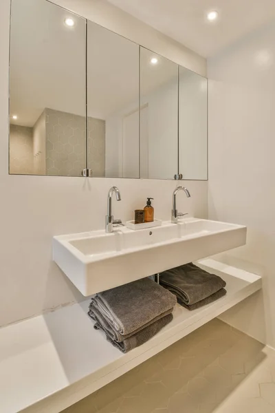 Een Badkamer Met Twee Wastafels Spiegels Aan Muur Naast Wastafel — Stockfoto