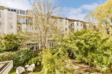 Ağaçları ve çalıları olan bir apartman kompleksi - Viatafo com autifxo