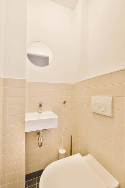 Biała Toaleta Umywalka Małej Łazience Beżowymi Płytkami Ścianach Nad Nią — Zdjęcie stockowe