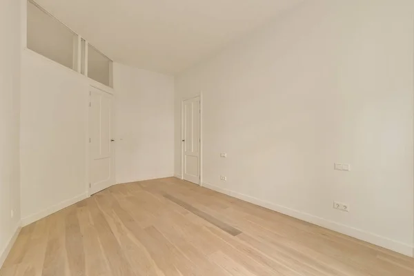 Пустая Комната Белыми Стенами Деревянным Полом Справа Дверь Ведущая Другую — стоковое фото