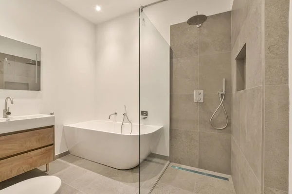 Küveti Lavabosu Tuvaleti Olan Bir Banyo Küvetin Yanındaki Duvarda Bir — Stok fotoğraf