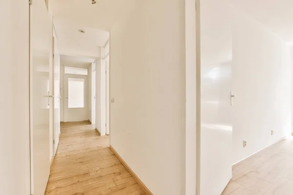 Ein Leerer Raum Mit Weißen Wänden Und Holzboden Rechts Gibt — Stockfoto