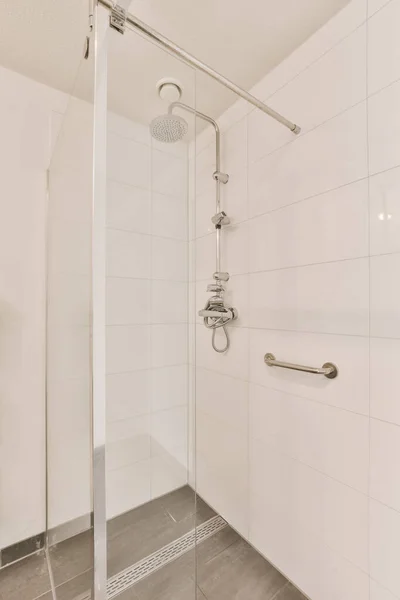 白いタイルの壁と灰色の床のあるバスルームシャワーは清潔で使用する準備ができています — ストック写真