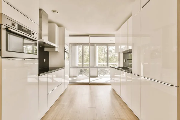 Una Cocina Moderna Con Armarios Blancos Suelos Madera Centro Habitación — Foto de Stock