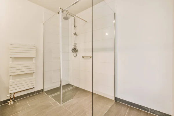 白い壁とタイル張りの床を備えたモダンなバスルーム 散歩を含む 右側のシャワーストール — ストック写真