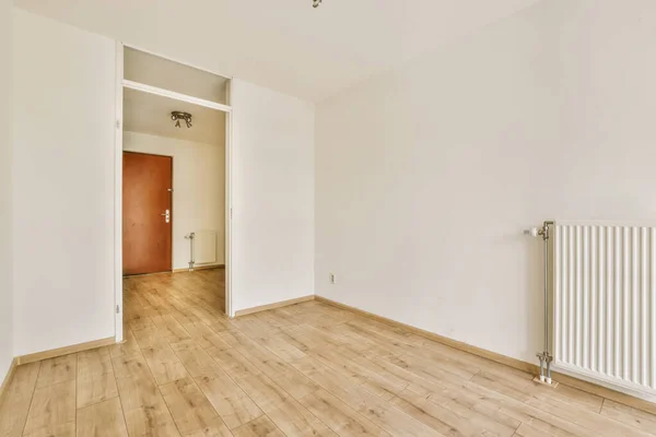 Empty Room White Walls Wood Flooring Right Side Rad Door — Photo