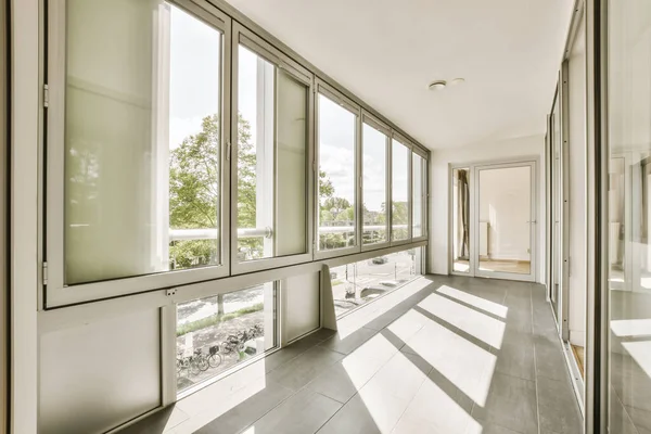 Uma Sala Vazia Com Grandes Janelas Portas Vidro Chão Teto — Fotografia de Stock