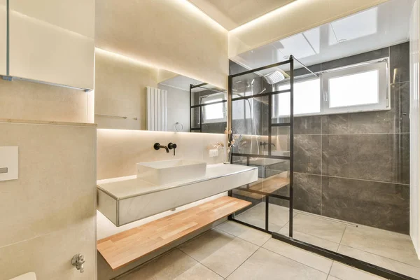 Köşesinde Lavabo Duş Kabini Olan Bir Banyo Odanın Diğer Tarafından — Stok fotoğraf