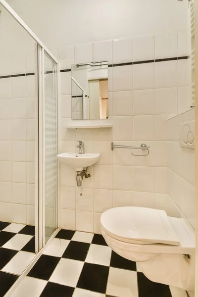 Uma Casa Banho Com Azulejos Xadrez Preto Branco Chão Chuveiro — Fotografia de Stock