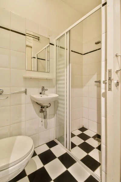 Белая Ванная Комната Черно Белой Клетчатой Плиткой Полу Дверь Душевой — стоковое фото
