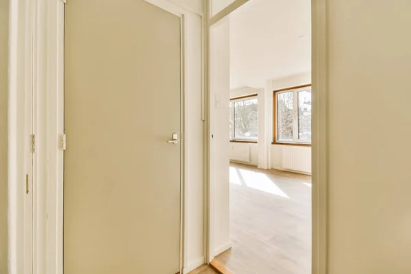 Een Lege Kamer Met Houten Vloeren Witte Bekleding Muren Een — Stockfoto