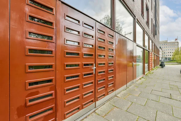 Uma Porta Vermelha Lado Edifício Que Foi Pintado Para Olhar — Fotografia de Stock
