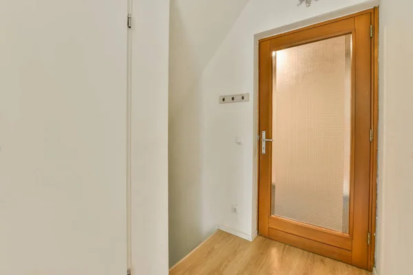 Een Lege Kamer Met Houten Vloeren Witte Muren Inclusief Een — Stockfoto